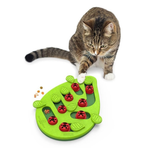 De Nina Ottoson Puzzle & Play Buggin Out Groen is een uitdagend intelligentiespel voor de kat, waarbij de kat de schuifjes moet verplaatsen om bij de beloning eronder te komen.