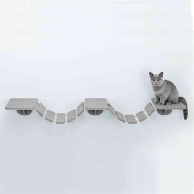 Deze Trixie Klim en Klauterladder Wand Taupe 150 x 30 cm bestaat uit enkele speelplateaus voor katten verbonden met een ladder, voor bevestiging aan de muur. 