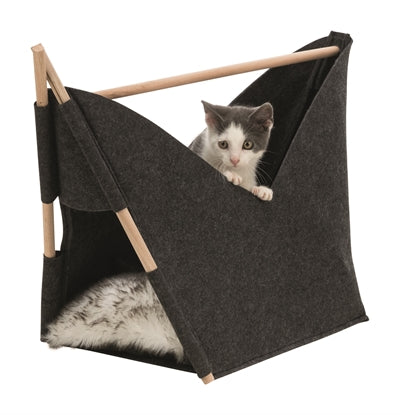 De Trixie Kattenmand Tent Elise Met Kussen Vilt Antraciet 63 x 30 x 44 cm is een schuilplaats voor de kat, een tipi tent met open bovenkant gemaakt van vilt met omkeerbaar kussen.