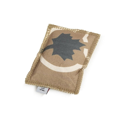 Het Canadian Cat Speelkussen Love Met Catnip Bruin / Beige 10X7,5 CM kattenspeelgoed is een leuk kussen en knuffelspeelgoed voor de kat verrijkt met kattenkruid. 