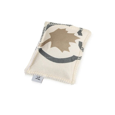 Het Canadian Cat Speelkussen Love Met Catnip Beige / Grijs 10X7,5 CM kattenspeelgoed is een leuk kussen en knuffelspeelgoed voor de kat verrijkt met kattenkruid. 